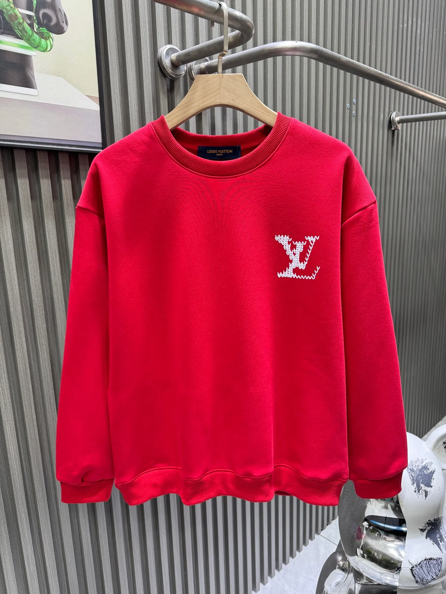 🅿️250 🀄️ Louis Vuitton Louis Vuitton 2025 Autumn and Winter 🆕Vu*tt*n Marque L printed identification pullover sweatshirt 400g pure cotton ➕ silver fox velvet Made of soft cotton fabric, comfortable and breathable "MARQUE L.VUITTON DEPOSEE" printing on the front, simple and elegant, full of brand sense, loose round neck design It's OK to wear alone or layered in spring and autumn. The gray color is versatile and very fashionable when paired or matched. It belongs to the V SS26 series. It is practical and has a sense of design. It is a must-have item for luxury casual wear. A new concept that breaks out of the cocoon. Streamlined fashion. Luxurious quality achieves the status of high fashion.